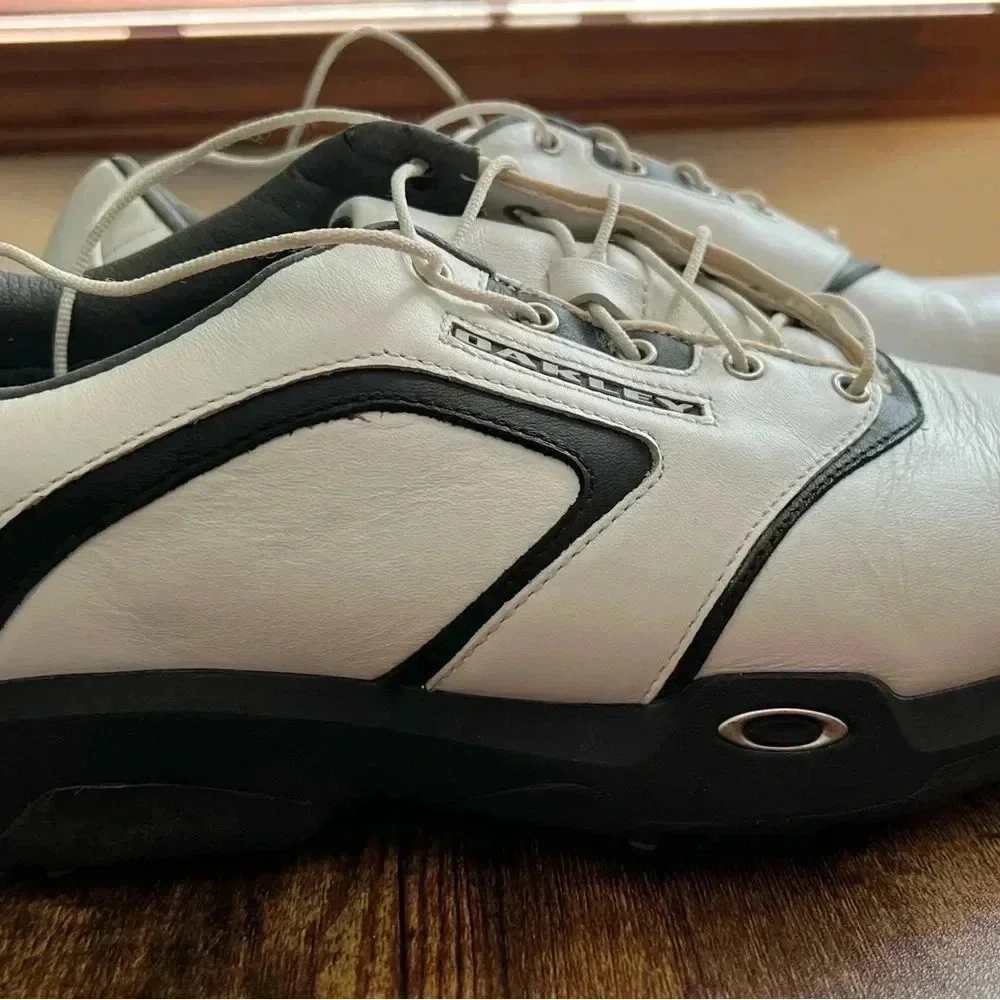 Oakley mens golf shoes. Size: 10. Style: 14010-100